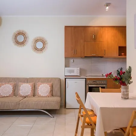 Luxury Coastal Retreat, Mountain View Balcony With Palm Trees & Parking Διαμέρισμα