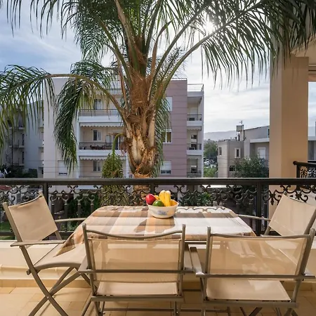 Luxury Coastal Retreat, Mountain View Balcony With Palm Trees & Parking Lägenhet *