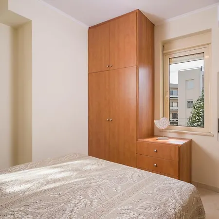 Luxury Coastal Retreat, Mountain View Balcony With Palm Trees & Parking