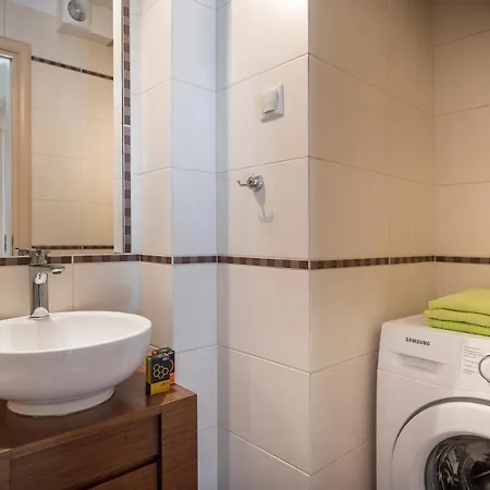 Luxury Coastal Retreat, Mountain View Balcony With Palm Trees & Parking *