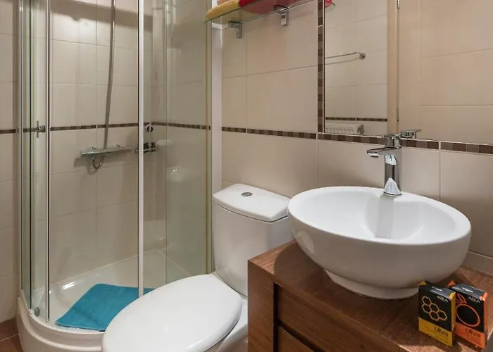 Luxury Coastal Retreat, Mountain View Balcony With Palm Trees & Parking Apartment *