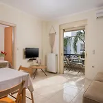 Luxury Coastal Retreat, Mountain View Balcony With Palm Trees & Parking Appartement La Canée