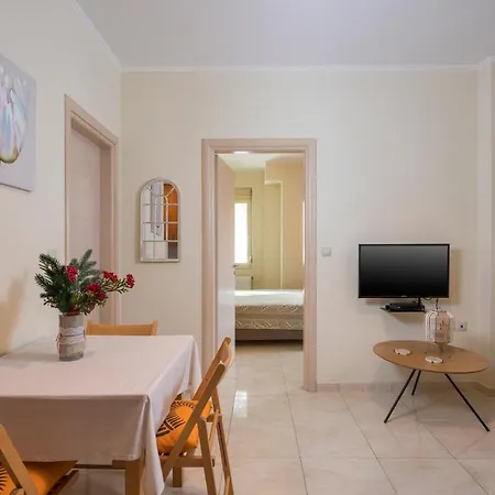 Luxury Coastal Retreat, Mountain View Balcony With Palm Trees & Parking * La Canea