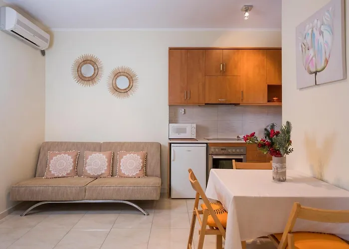 Luxury Coastal Retreat, Mountain View Balcony With Palm Trees & Parking Διαμέρισμα