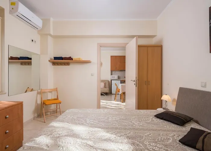 Luxury Coastal Retreat, Mountain View Balcony With Palm Trees & Parking