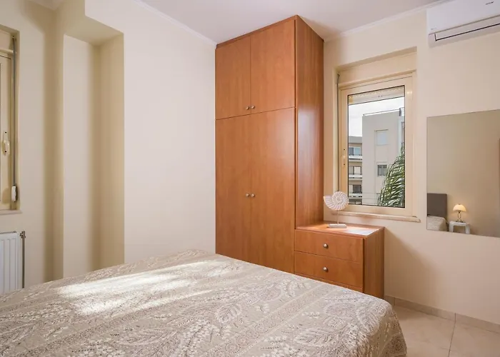 Luxury Coastal Retreat, Mountain View Balcony With Palm Trees & Parking