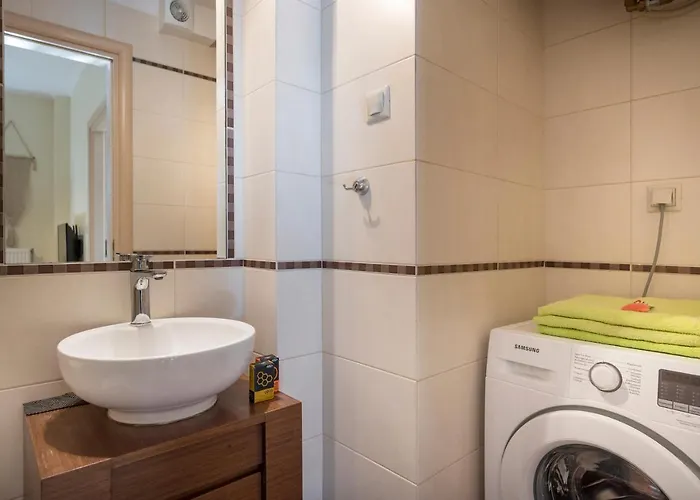 Luxury Coastal Retreat, Mountain View Balcony With Palm Trees & Parking *